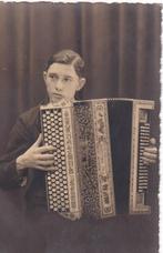 jeune Homme a l'accordeon 1929, Collections, Photos & Gravures, Enlèvement ou Envoi