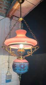 Antieke plafondlamp met een roze kap en een bloemmotief., Ophalen