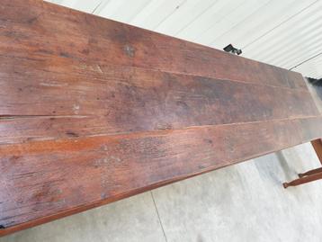 Antieke landelijke smeedijzeren muurtafel van acaciahout. beschikbaar voor biedingen