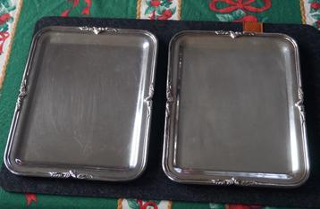 Paar Bruno Wiskemann dienbladen van zilverkleurig metaal beschikbaar voor biedingen