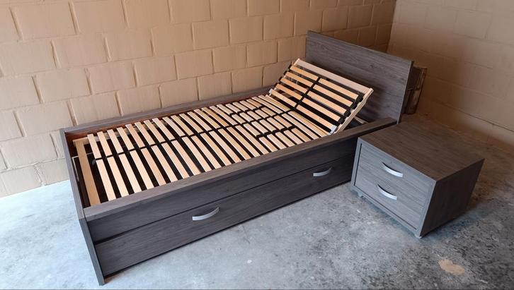 Eenpersoonsbed met lattenbodem en nachtkastje, Huis en Inrichting, Slaapkamer | Bedden, Zo goed als nieuw, Eenpersoons, 90 cm