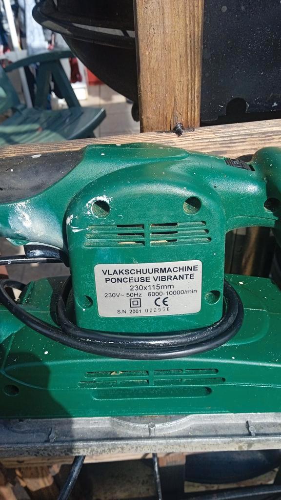 Ponceuse vibrante et perceuse sans fil BOSCH avec chargeur, Doe-het-zelf en Bouw, Gereedschap | Schuurmachines, Ophalen