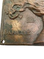 Bronzen plaquette — Vrouwenportret Danielle — 1953, Antiek en Kunst, Ophalen of Verzenden, Brons