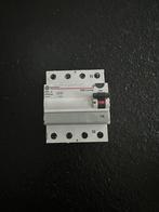 4 polige differentieelschakelaar van 300mA, Ophalen