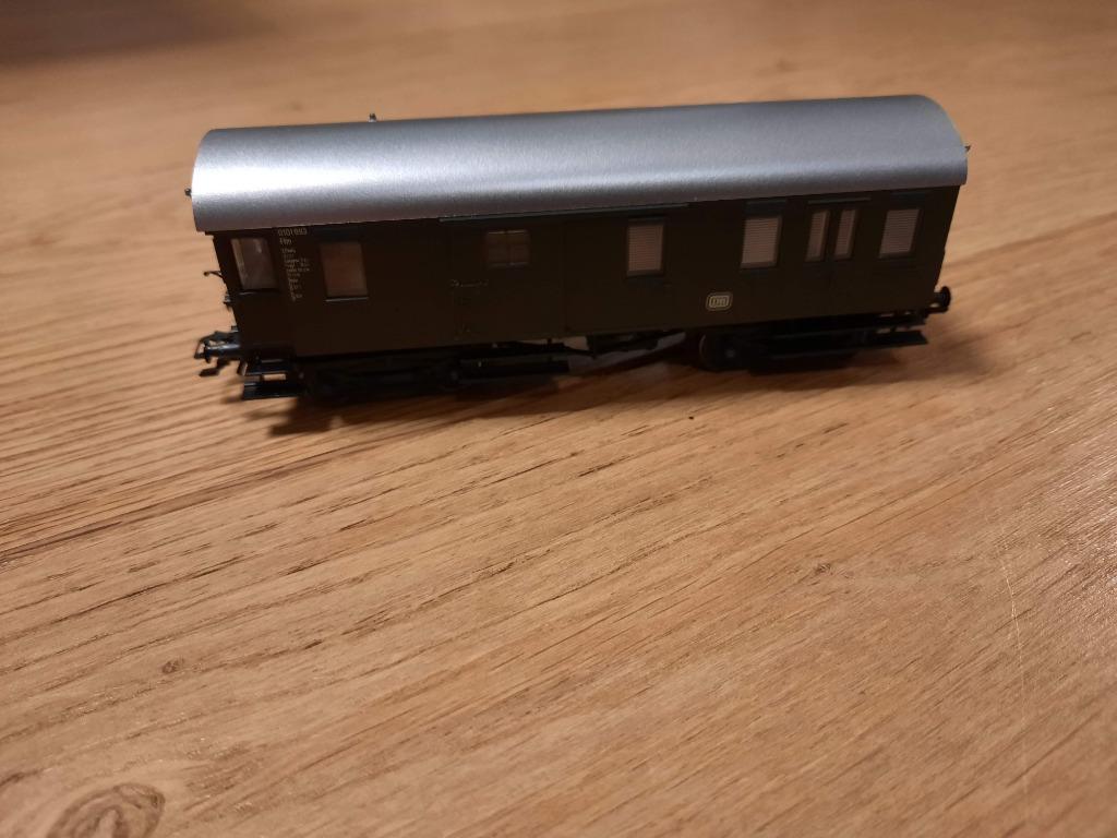 Trix 23379 - fourgon pour lignes secondaires DB, Hobby en Vrije tijd, Modeltreinen | H0, Zo goed als nieuw, Wagon, Trix, Ophalen of Verzenden