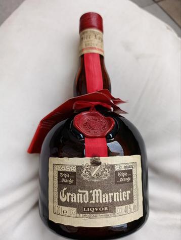 Vintage Grand Marnier-fles met rood lint uit de jaren 80 beschikbaar voor biedingen