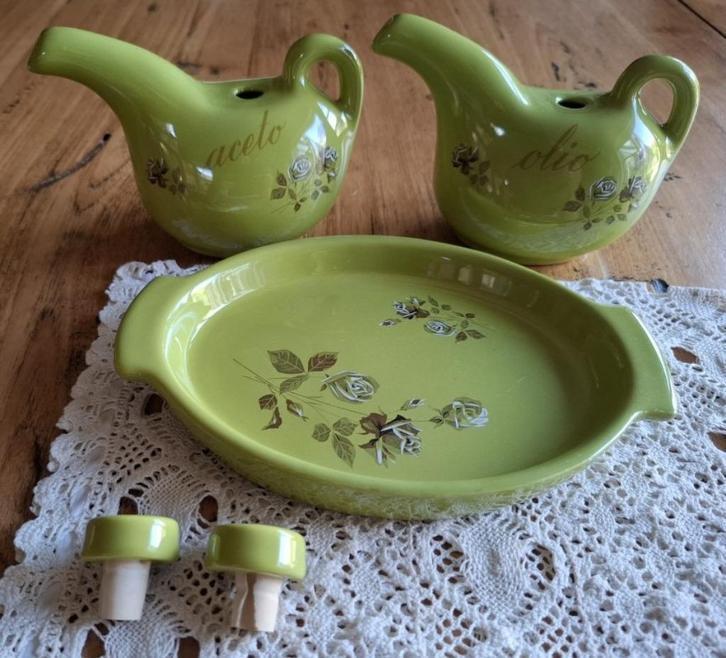 Vintage groene Italiaans olie en azijn kannetjes met roosjes, Antiek en Kunst, Curiosa en Brocante, Ophalen of Verzenden