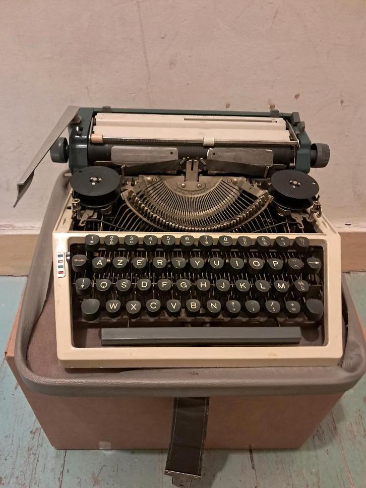 Azerty typemachine in de originele koffer., Diversen, Typemachines, Gebruikt, Ophalen
