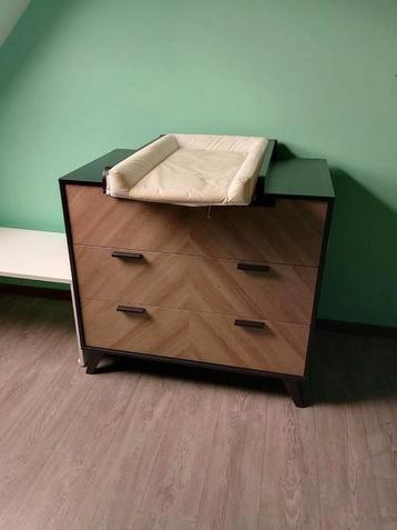Kast met verschoontafel en bedje beschikbaar voor biedingen