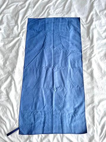 Petite serviette microfibres bleue NEW beschikbaar voor biedingen