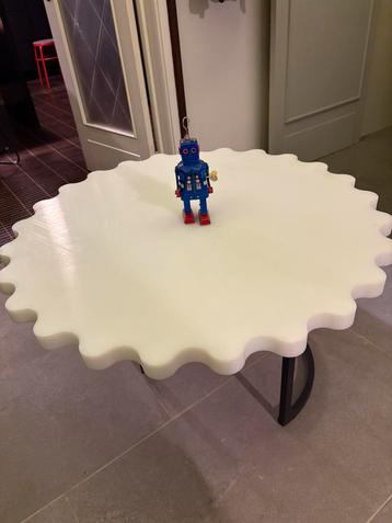 Salontafel van polyethyleen en metaal beschikbaar voor biedingen