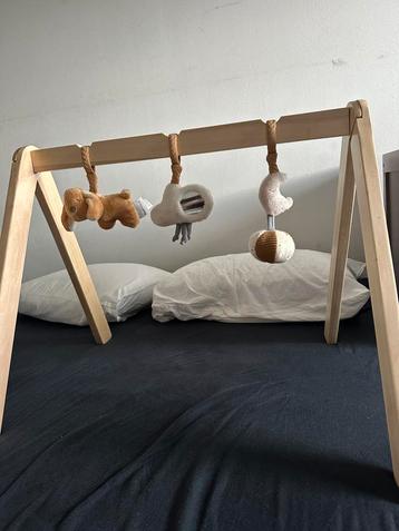 Baby gym met extra speelgoed hangertjes beschikbaar voor biedingen