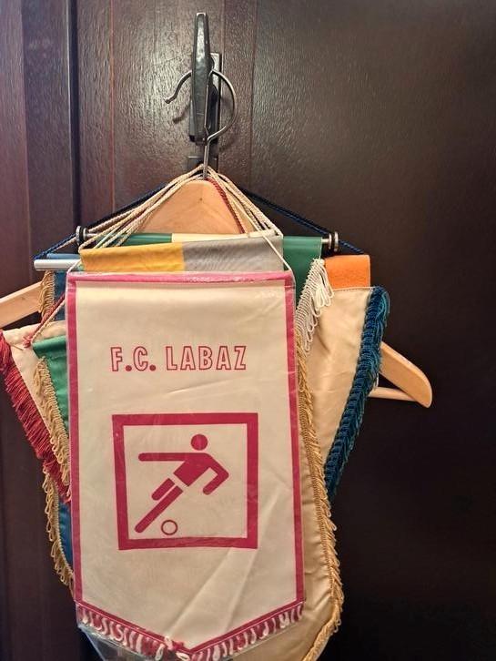 14 fanions, voir  description , vente par fanion, Collections, Articles de Sport & Football, Enlèvement