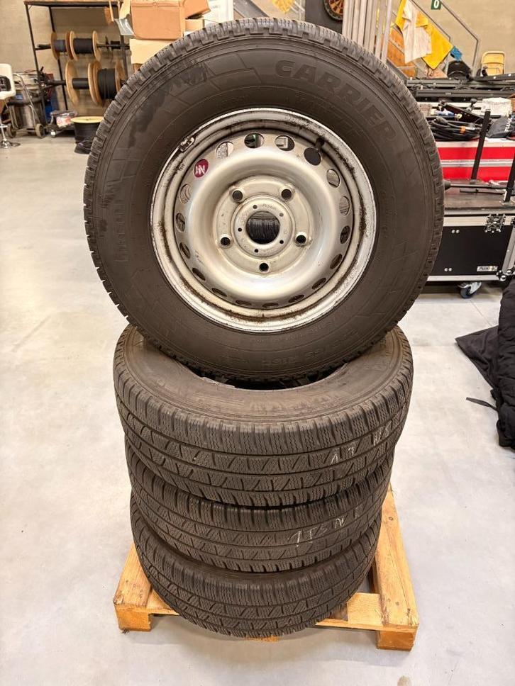 Winterbanden Pirelli op stalen velg 235/65 R16C, Auto-onderdelen, Banden en Velgen, Banden en Velgen, Winterbanden, 16 inch, 235 mm