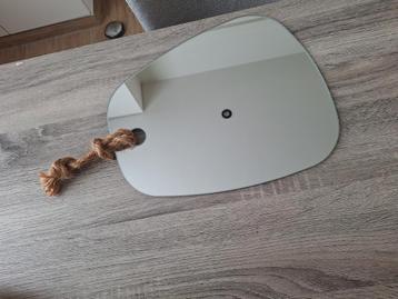Kleine spiegel met touwtje om op te hangen beschikbaar voor biedingen