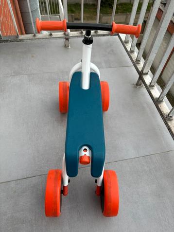 Een kleine fiets voor kleine kinderen beschikbaar voor biedingen