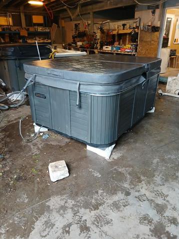Jacuzzi gratis geleverd geplaatst  beschikbaar voor biedingen