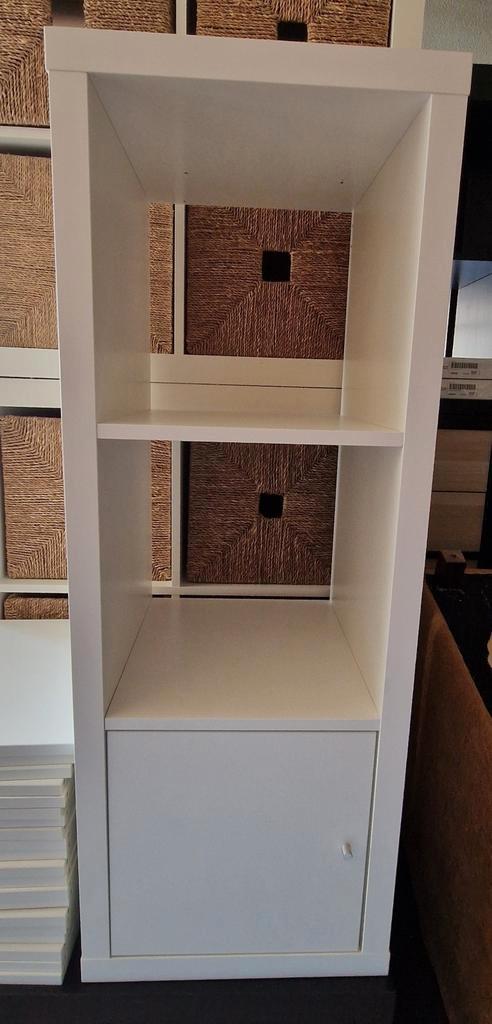 Kallax kast 3 vaks met deur, Huis en Inrichting, Kasten | Boekenkasten, Gebruikt, Ophalen