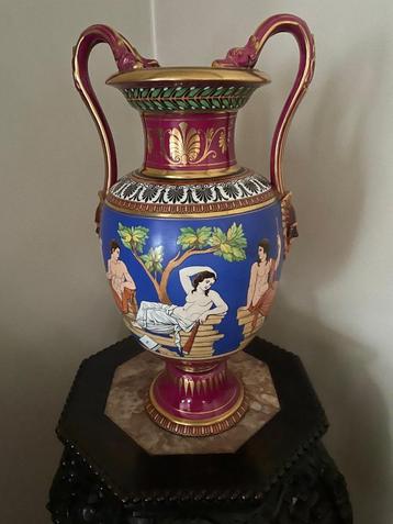 Neoclassicistische vaas beschikbaar voor biedingen