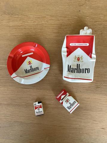 Marlboro sigarettenset asbakken en aansteker 