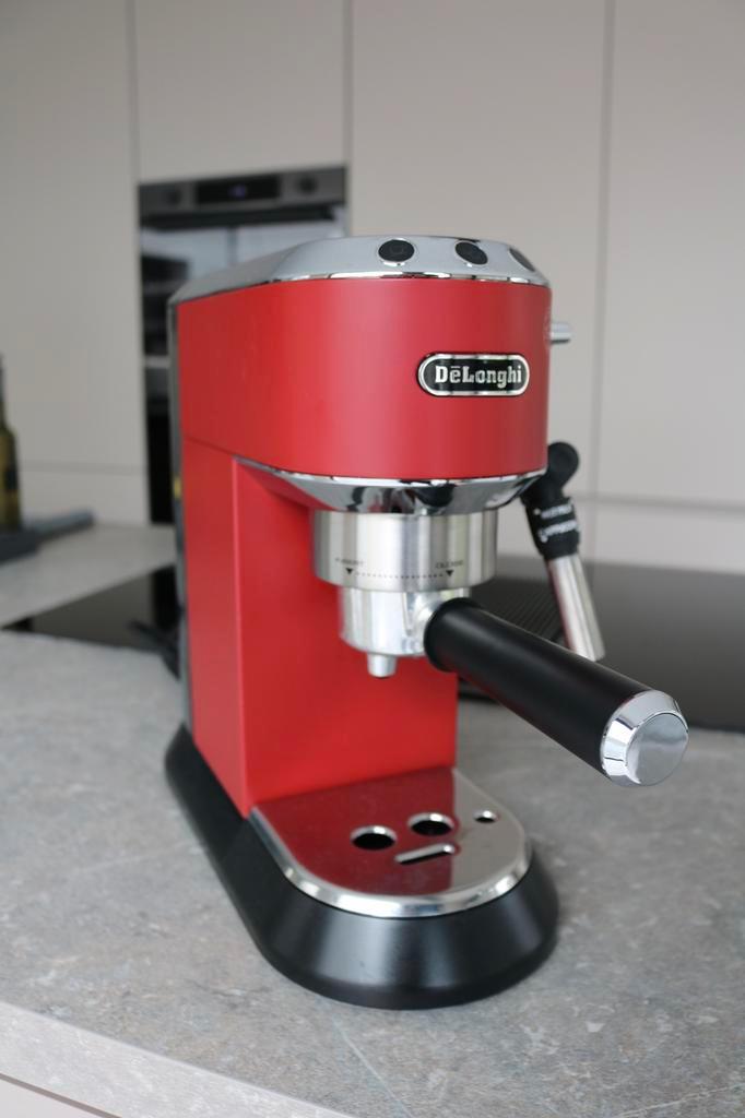 DeLonghi Dedica Style espressomachine, Elektronische apparatuur, Koffiezetapparaten, Zo goed als nieuw, Gemalen koffie, Koffiemachine