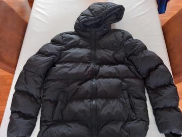 Winterjas met kap mt M  beschikbaar voor biedingen
