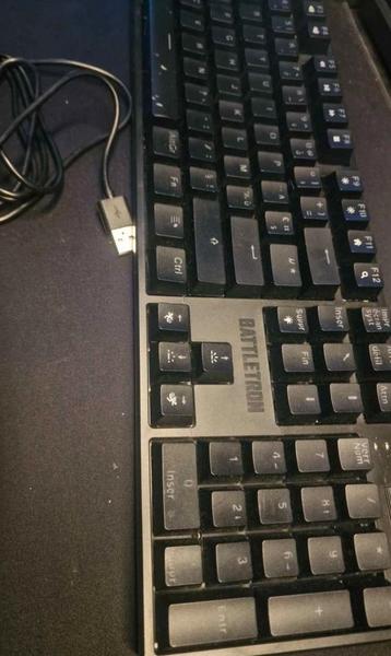 ofessioneel gaming toetsenbord en muis. beschikbaar voor biedingen