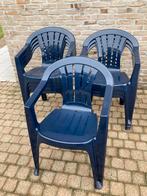1 blauwe en 1 witte tuinstoel, 10€ per stoel, Jardin & Terrasse, Chaises de jardin, Empilable, Plastique, Enlèvement, Utilisé