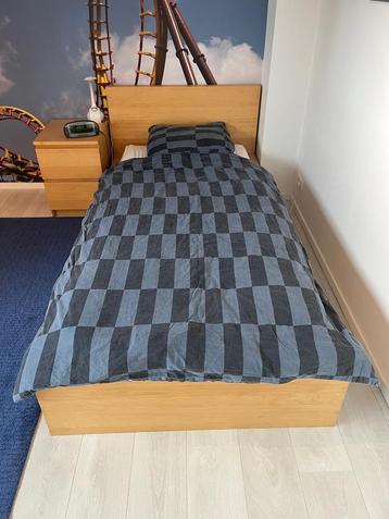 Lit malm 90/200 avec sommier et table de nuit, Enlèvement, Comme neuf