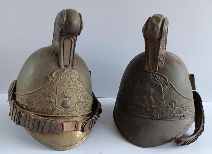 twee franse pompiers helmen met kam Meziere Mareuil, Verzamelen, Militaria | Algemeen, Overige soorten, Helm of Baret, Ophalen