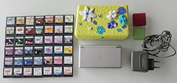 Zilvere Nintendo DS lite console , oplader en 42 DS games beschikbaar voor biedingen