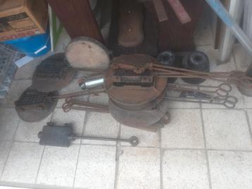 Grand nombre de gaufriers en fonte avec platines, Enlèvement