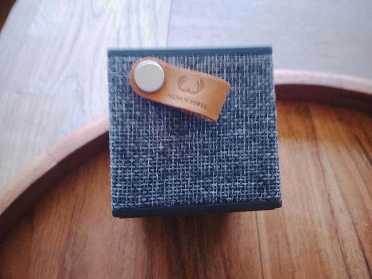 Mini-Luidspreker in stof,met oplaadkabel., Audio, Tv en Foto, Luidsprekerboxen, Zo goed als nieuw, Ophalen of Verzenden