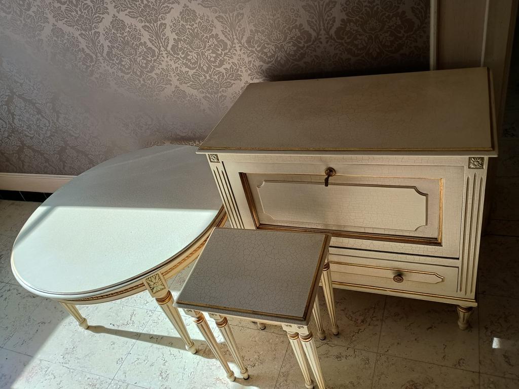 Commode + ronde tafel met 2 bijzettafeltjes. Beige en goud, Ophalen, Gebruikt