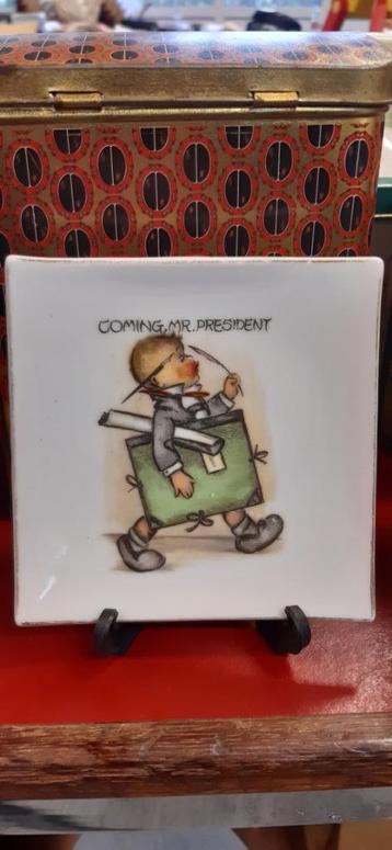 Bordje in de stijl van Hummel "coming mr. President", Verzamelen, Ophalen of Verzenden, Gebruikt, Hummel