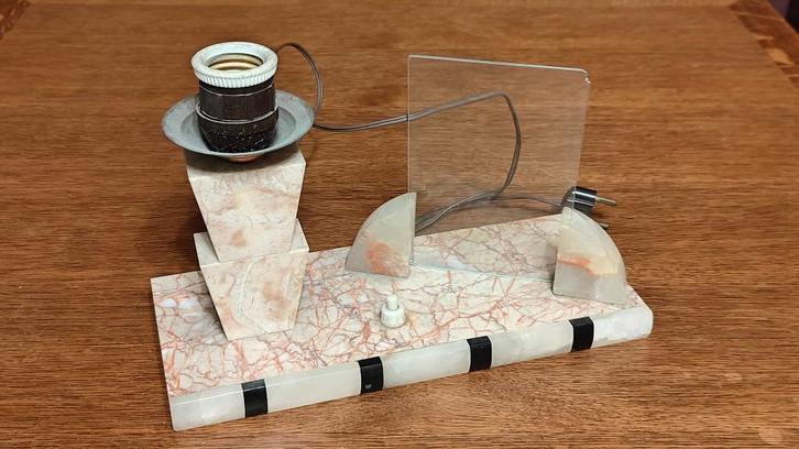 Vintage marmeren tafellamp met glazen fotokader, Antiquités & Art, Antiquités | Céramique & Poterie, Enlèvement