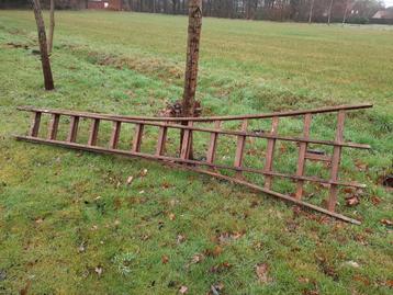 Houten grote ladder  beschikbaar voor biedingen