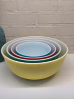 4 Vintage Pyrex schalen, 4 kleuren, Antiek en Kunst, Ophalen