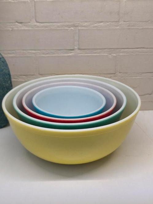 4 Vintage Pyrex schalen, 4 kleuren, Antiek en Kunst, Antiek | Schalen, Ophalen