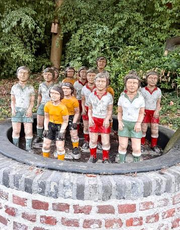 Oude tuinbeelden - Voetballers ex Minigolf beschikbaar voor biedingen