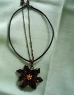Fijne halsketting... hanger in de vorm van een bloem, Handtassen en Accessoires, Kettingen, Nieuw, Ophalen of Verzenden, Bruin