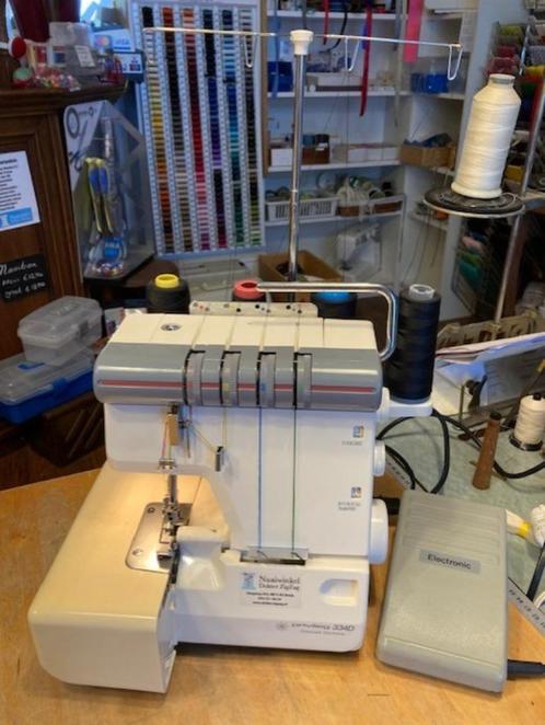 Privileg 334D lockmachine met extra voetenset, Hobby en Vrije tijd, Naaimachines en Toebehoren, Zo goed als nieuw, Lockmachine