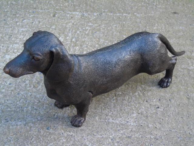 un chien en bronze , le TECKEL , taille naturel, Jardin & Terrasse, Statues de jardin, Neuf, Animal, Autres matériaux, Enlèvement ou Envoi