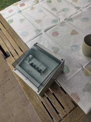 Zekeringkastje met zekeringen beschikbaar voor biedingen