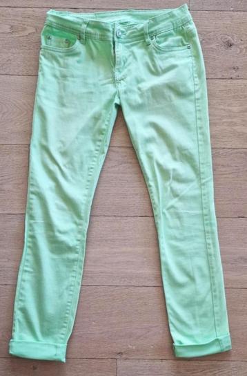 Limoenkleurige broek beschikbaar voor biedingen