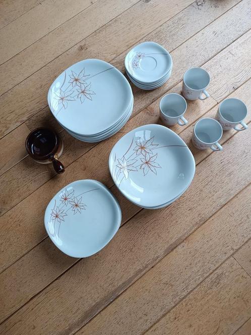 Service de table en porcelaine (6 assiettes et 4 tasses), Antiquités & Art, Antiquités | Services (vaisselle) complet, Enlèvement