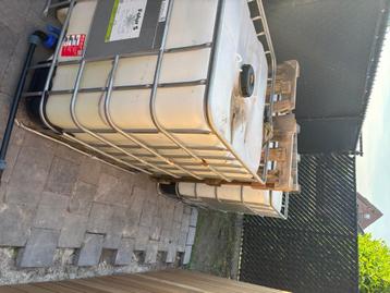 2 IBC vaten inclusief verbinding beschikbaar voor biedingen