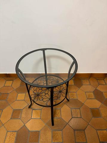 Smeedijzeren tafel beschikbaar voor biedingen