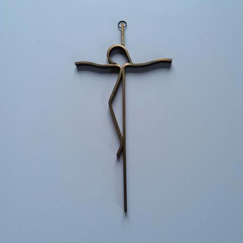 Wandkruisbeeld. Messing. H: 24 cm., Antiek en Kunst, Antiek | Religieuze voorwerpen, Ophalen of Verzenden