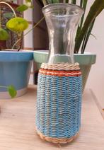 glazen vaas/ waterkruik met rieten omhulsel bohostijl, Blauw, Ophalen of Verzenden, Minder dan 50 cm, Glas